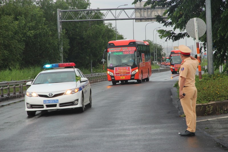CSGT hộ tống 218 tình nguyện viên tỉnh Lâm Đồng vào TP.HCM chống dịch - ảnh 1