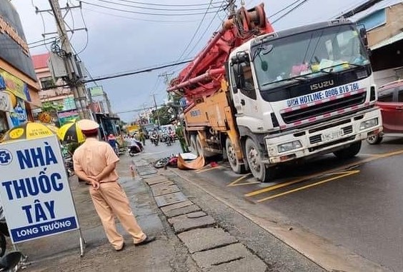 TP Thủ Đức: Xe bơm bê tông chạy giờ cấm gây tai nạn chết người - ảnh 1