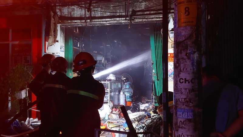 Cháy cửa hàng điện nước kèm nhiều tiếng nổ lớn lúc nửa đêm  - ảnh 1