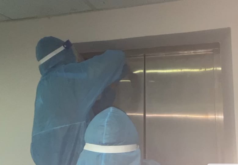 Giải cứu nhân viên y tế mắc kẹt trong thang máy tại Bệnh viện dã chiến  - ảnh 1