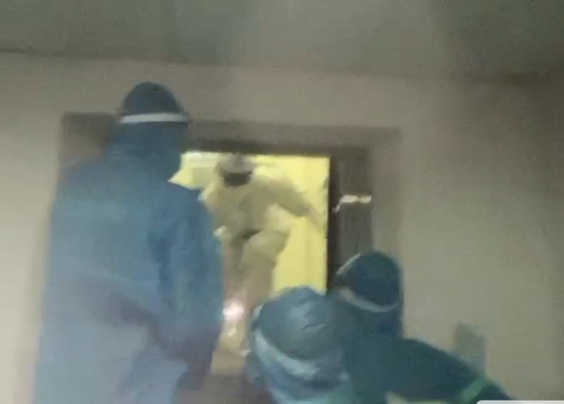 Giải cứu nhân viên y tế mắc kẹt trong thang máy tại Bệnh viện dã chiến  - ảnh 2