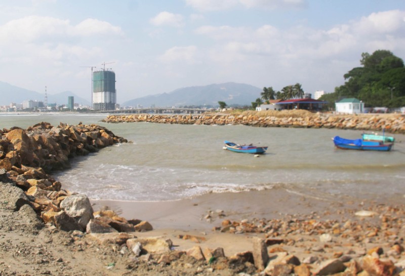 Né trách nhiệm vụ để lấp lấn vịnh Nha Trang trái phép - ảnh 1