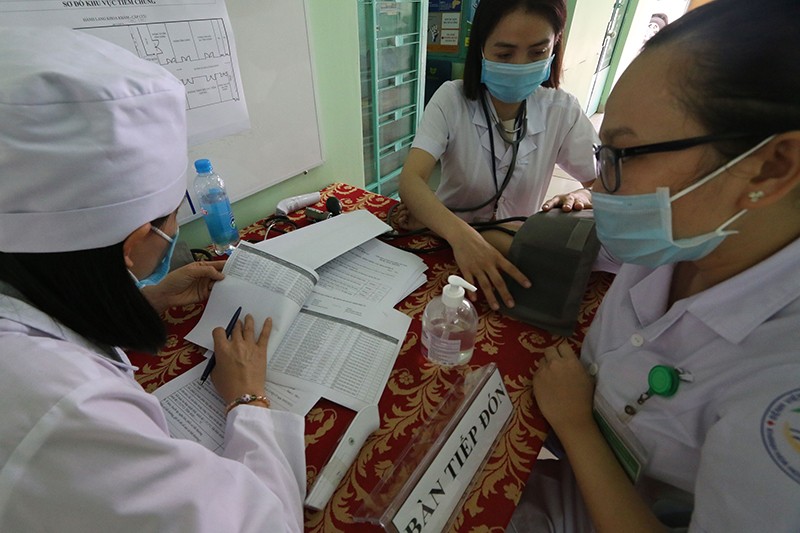 Khánh Hòa: 100 nhân viên y tế được tiêm vaccine COVID-19 - ảnh 1