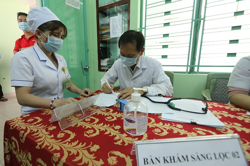 Khánh Hòa: 100 nhân viên y tế được tiêm vaccine COVID-19 - ảnh 2