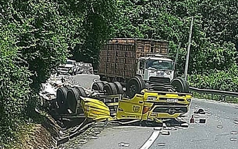 Xe tải đổ đèo Cù Mông đâm vào vách núi, 2 người chết  - ảnh 2