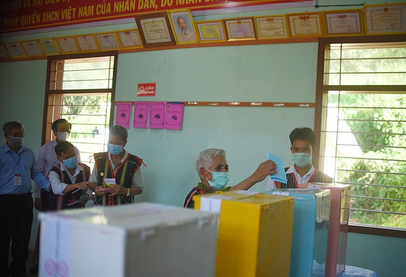 10 làng xa xôi nhất ở Bình Định bỏ phiếu bầu cử sớm - ảnh 1