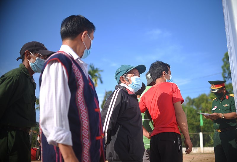 10 làng xa xôi nhất ở Bình Định bỏ phiếu bầu cử sớm - ảnh 3