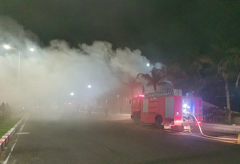 Quán bar ở Phú Yên bị cháy hơn 15 tiếng đồng hồ - ảnh 1