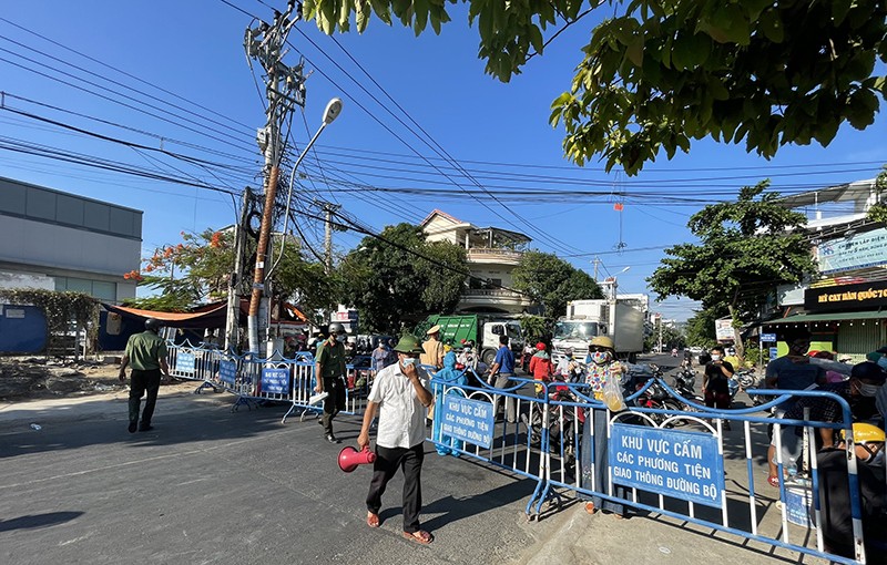 Nha Trang, Ninh Hòa phát phiếu cho dân đi chợ - ảnh 1