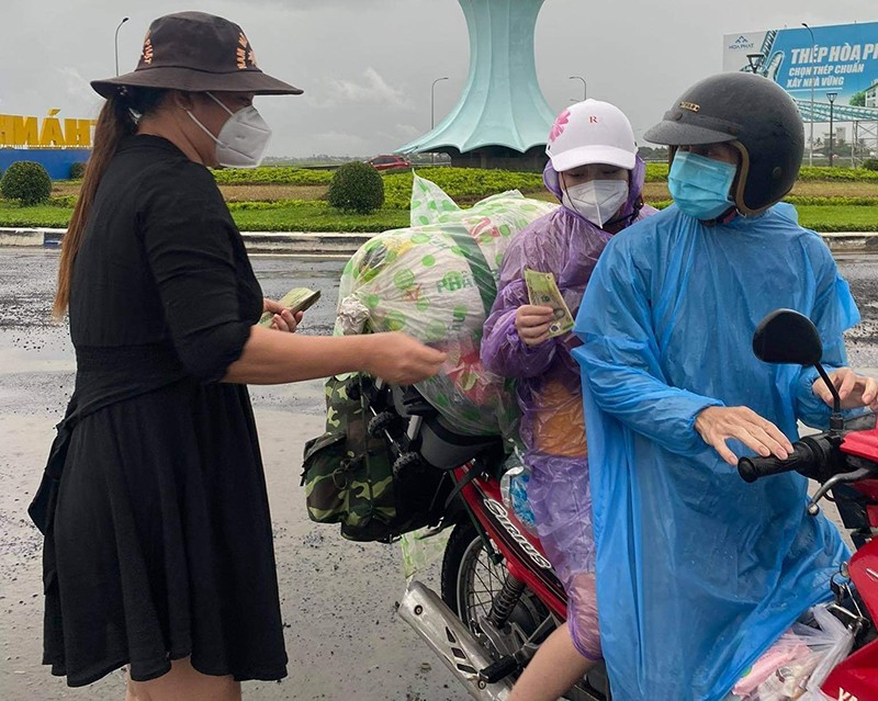 Phú Yên lập điểm trợ giúp người dân các tỉnh về quê - ảnh 3