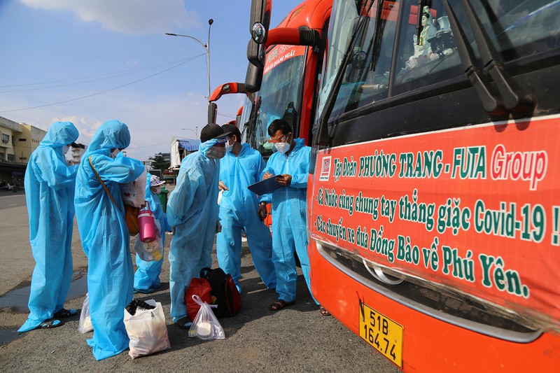 Phú Yên đưa gần 17.000 người về quê trên 730 chuyến xe nghĩa tình - ảnh 3