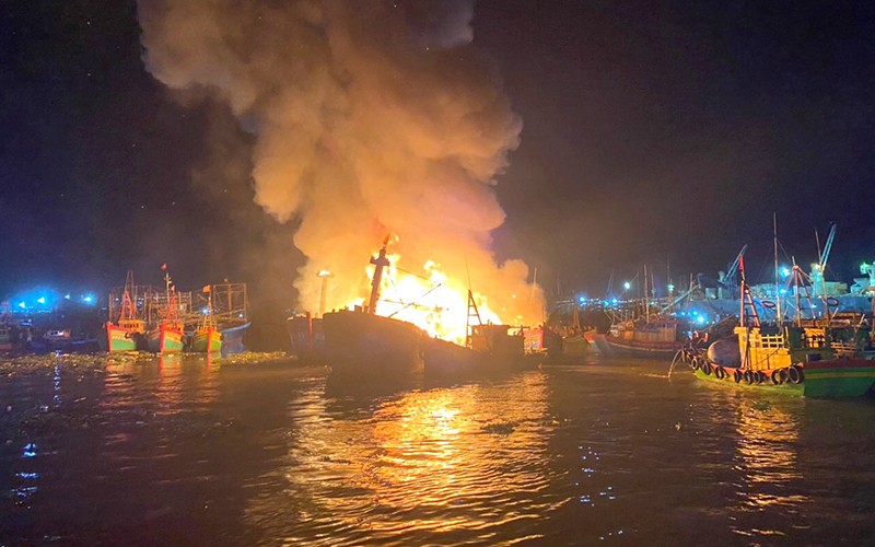 Điều tra 5 tàu cá bị cháy rụi, thiệt hại nhiều tỉ đồng - ảnh 2