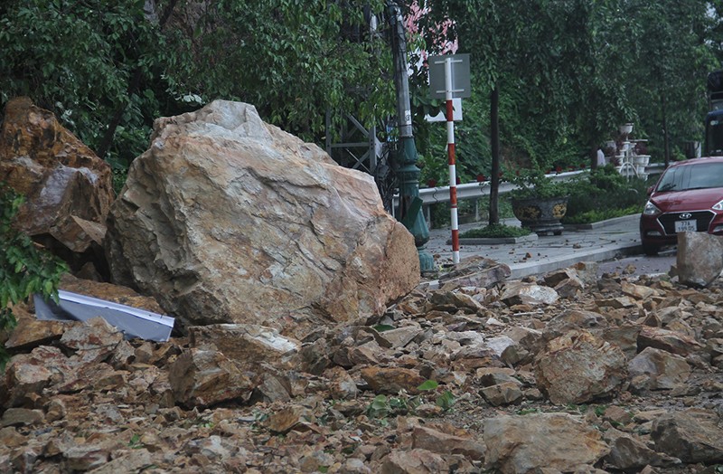 Đất đá trên núi bất ngờ đổ ập xuống TP Quy Nhơn, 3 người bị thương - ảnh 1