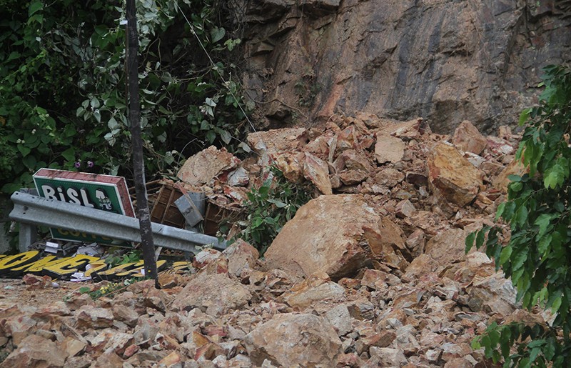 Đất đá trên núi bất ngờ đổ ập xuống TP Quy Nhơn, 3 người bị thương - ảnh 5