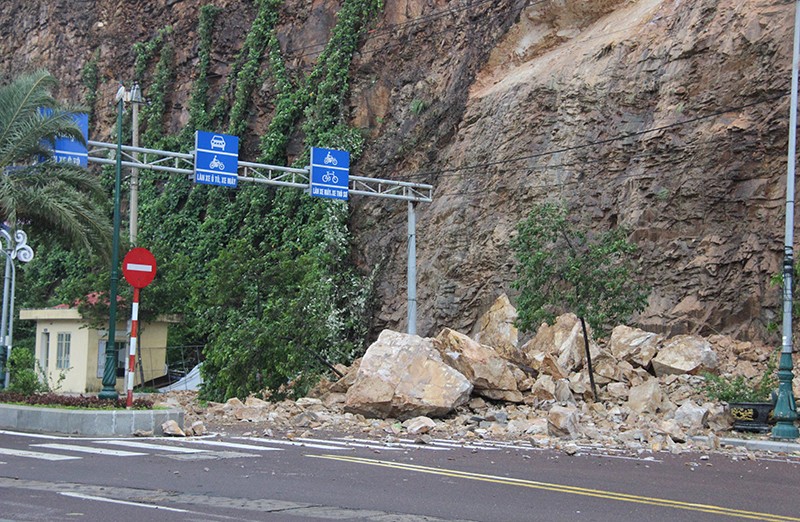 Đất đá trên núi bất ngờ đổ ập xuống TP Quy Nhơn, 3 người bị thương - ảnh 3