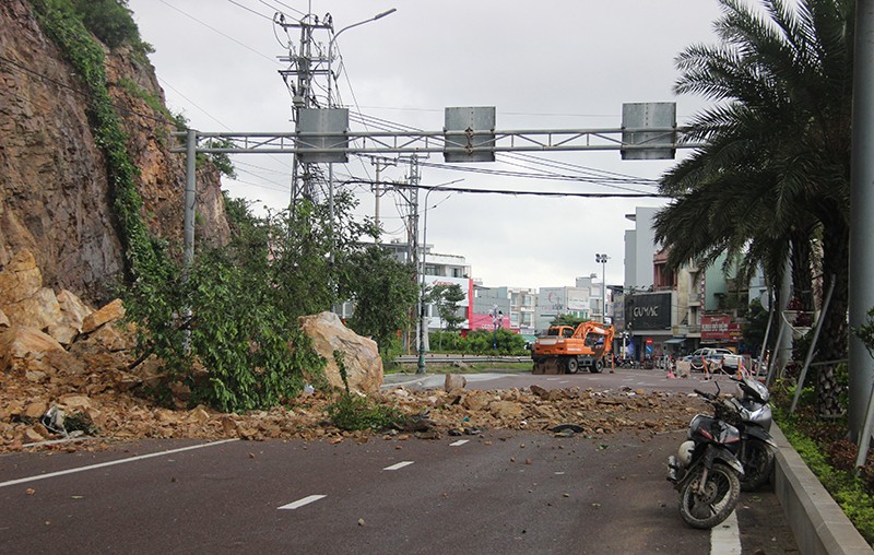 Đất đá trên núi bất ngờ đổ ập xuống TP Quy Nhơn, 3 người bị thương - ảnh 4