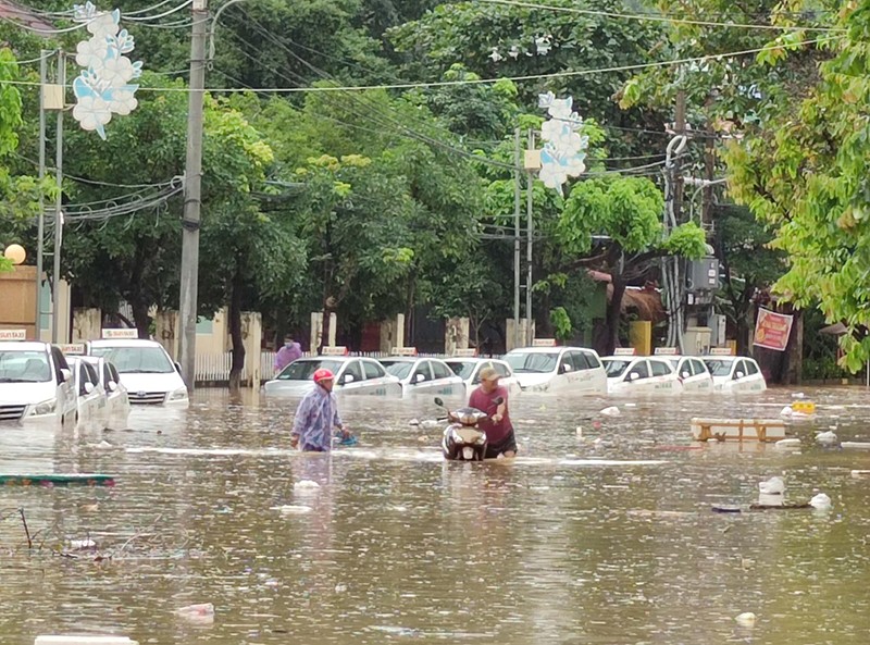 Bình Định lại lở núi, nhiều căn nhà bị ngập - ảnh 1