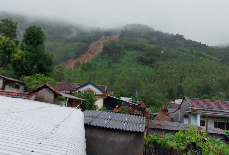 Bình Định tiếp tục khẩn cấp sơ tán dân vì núi Cấm lại sạt lở - ảnh 1