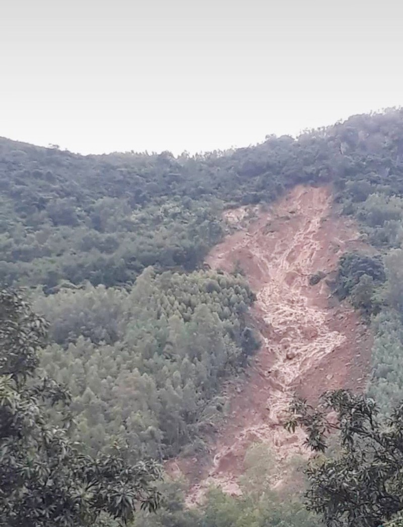 Bình Định tiếp tục khẩn cấp sơ tán dân vì núi Cấm lại sạt lở - ảnh 2