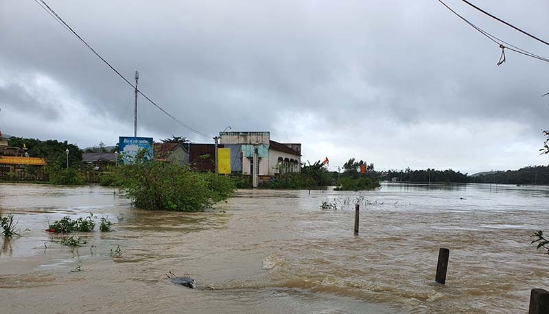 Lũ lên nhanh, hàng trăm căn nhà ở Phú Yên bị ngập - ảnh 2