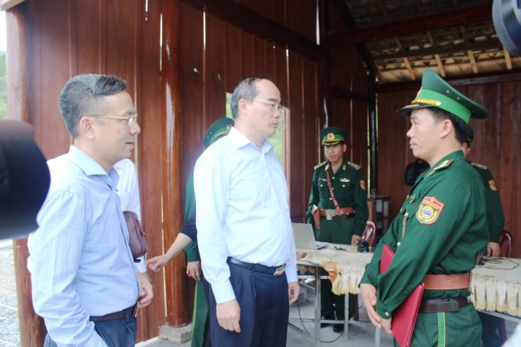 Chủ tịch UBTƯ MTTQ Việt Nam Nguyễn Thiện Nhân dâng hương Đại tướng Võ Nguyên Giáp - ảnh 3