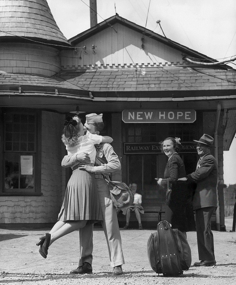 Cặp đôi đoàn tụ ở nhà ga The Train, Connecticut, 1945