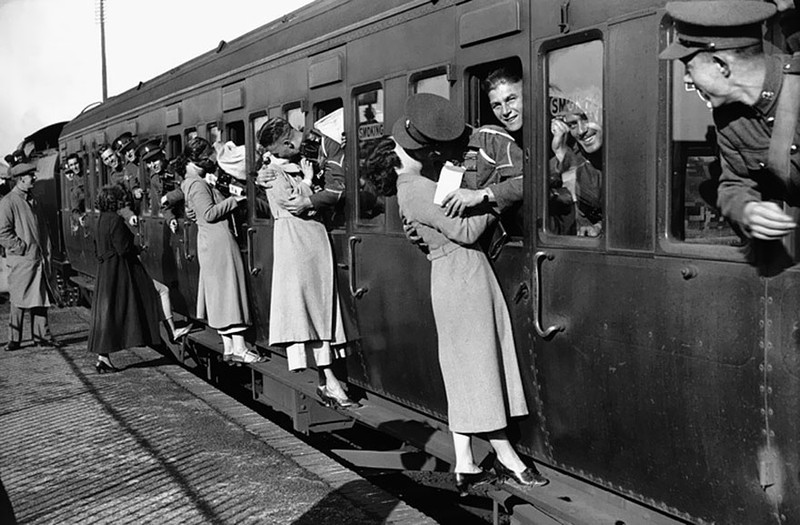 Những người lính hôn từ biệt người yêu trước khi ra trận, 1935