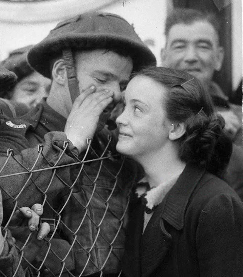 Một người lính Anh hẹn ngày trở về trước khi ra chiến trường, 1939.