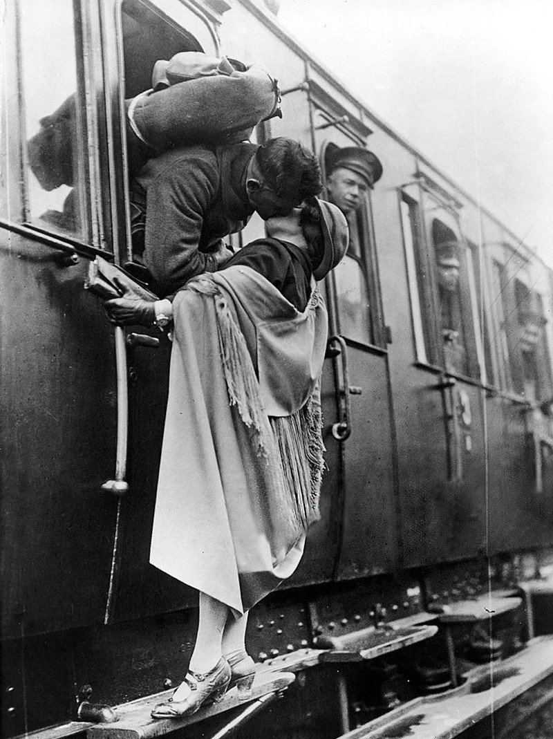 Một người lính hôn từ biệt bạn gái trước khi lên đường vào năm 1922