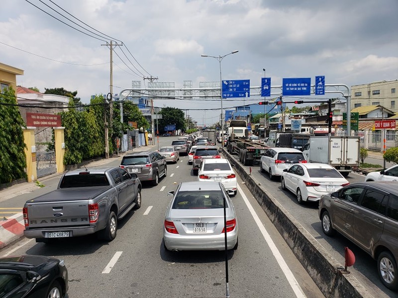 Kẹt xe tại phà Cát Lái: 3 tiếng nhích 1km - ảnh 2