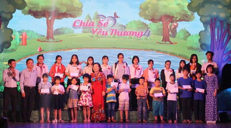 Chia sẻ yêu thương tặng quà cho 400 trẻ đặc biệt khó khăn - ảnh 2