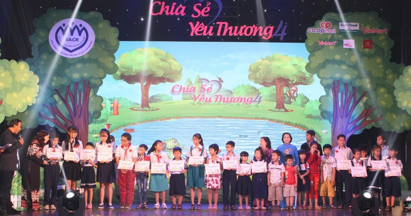Chia sẻ yêu thương tặng quà cho 400 trẻ đặc biệt khó khăn - ảnh 1