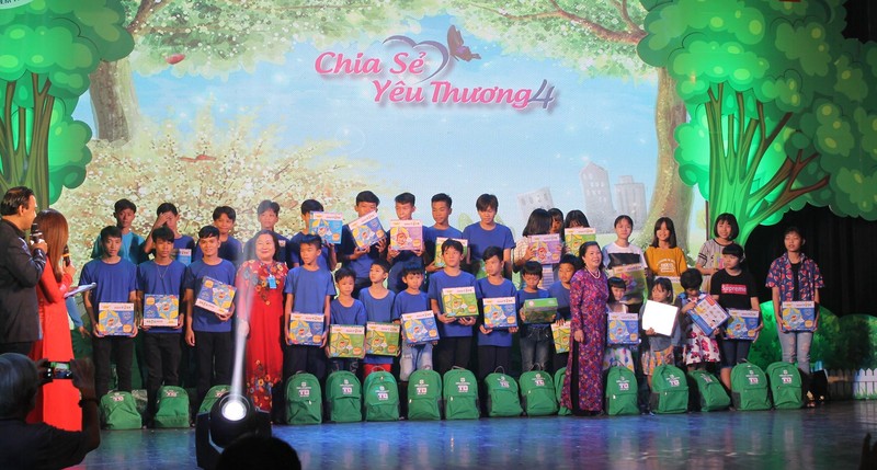 Chia sẻ yêu thương tặng quà cho 400 trẻ đặc biệt khó khăn - ảnh 3