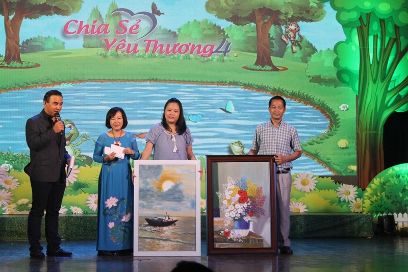 Chia sẻ yêu thương tặng quà cho 400 trẻ đặc biệt khó khăn - ảnh 4