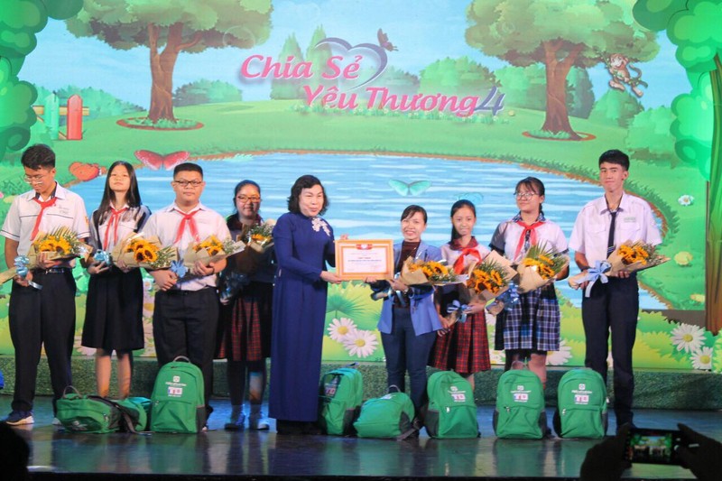 Chia sẻ yêu thương tặng quà cho 400 trẻ đặc biệt khó khăn - ảnh 5