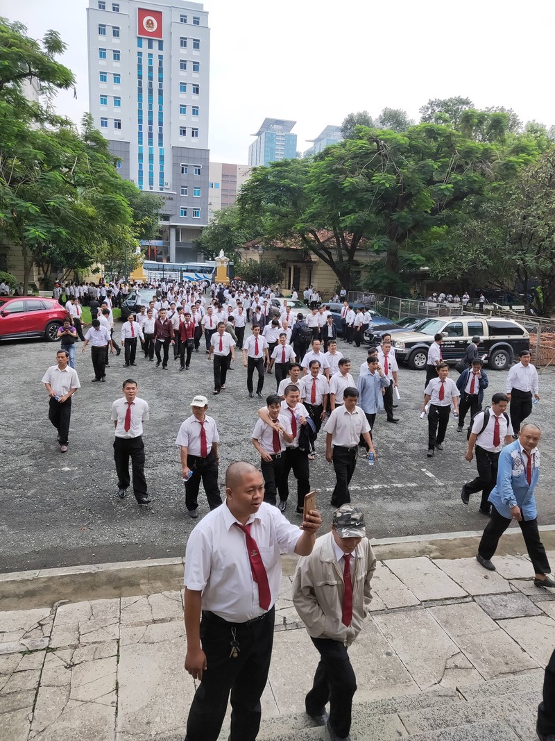 Phiên tòa xét xử vụ Vinasun và Grab đông nghẹt người - ảnh 1