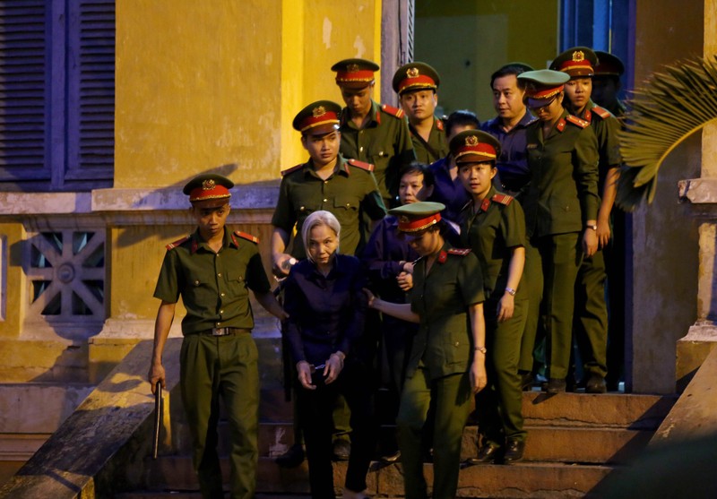 Ánh mắt Vũ 'nhôm' sau phiên tòa chiều muộn - ảnh 1