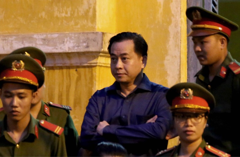 Ánh mắt Vũ 'nhôm' sau phiên tòa chiều muộn - ảnh 3