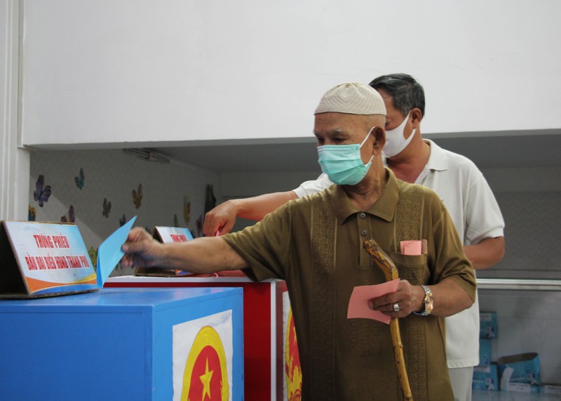 Đồng bào dân tộc Chăm tại TP.HCM đi bầu cử - ảnh 6