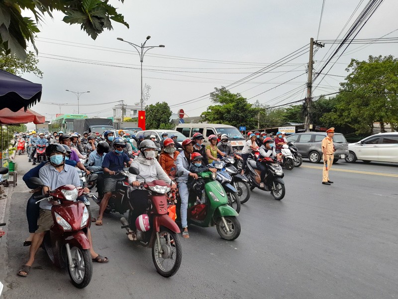  QL60: Đường dẫn vào cầu Rạch Miễu kẹt xe hơn 5km - ảnh 5