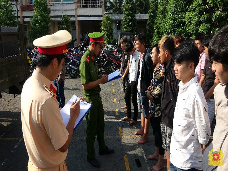 Tiền Giang: Bắt 90 ‘quái xế’ đua xe trái phép trên QL1 - ảnh 1