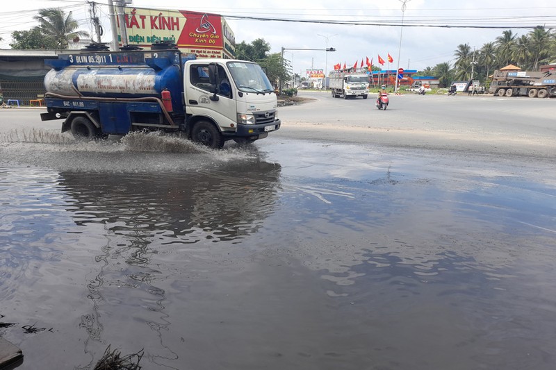 Người dân cắm biển 'Ao cá nuôi' tại nút giao Quốc lộ vì thường xuyên ngập úng - ảnh 2