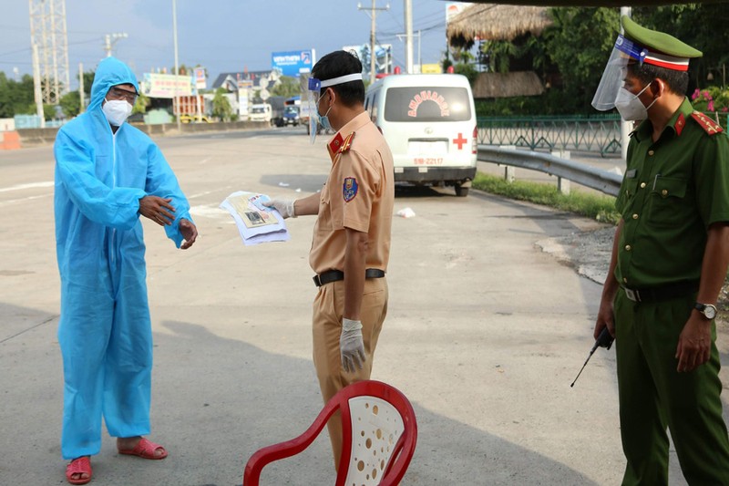 CSGT Tiền Giang buộc quay đầu nhiều xe chở quan tài từ TP.HCM về miền Tây - ảnh 1