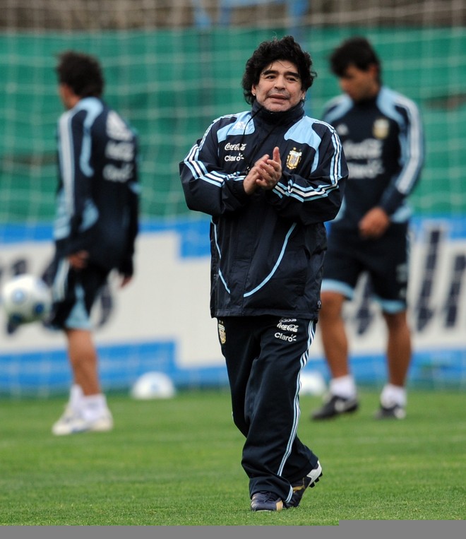 100 ngày mất của Maradona, nghe ông hát  'Bàn tay của Chúa' - ảnh 4