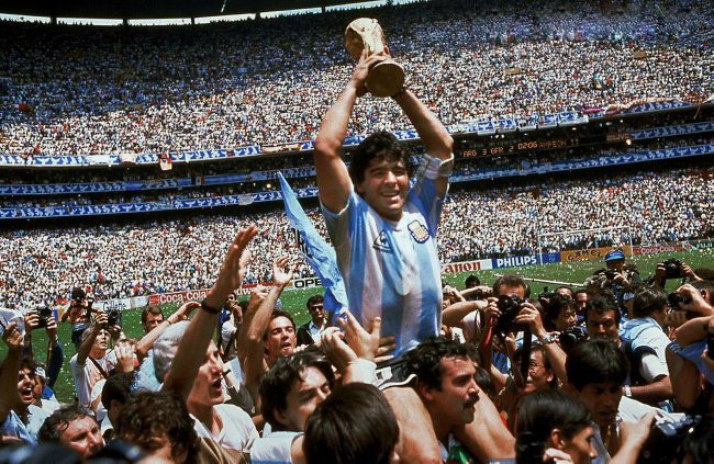 100 ngày mất của Maradona, nghe ông hát  'Bàn tay của Chúa' - ảnh 2