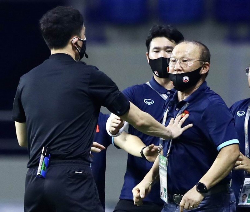 Nhận thẻ vàng thứ 2, thầy Park mất quyền chỉ đạo trận VN – UAE - ảnh 2