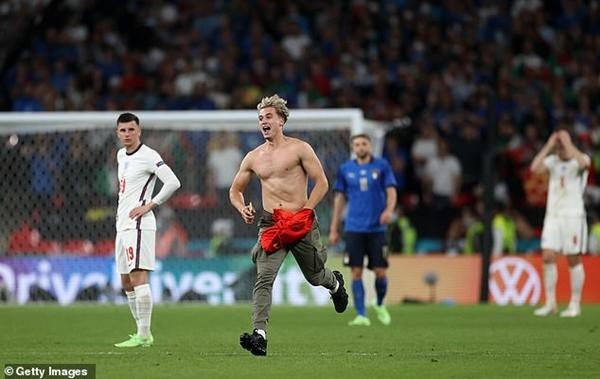 Wembley lộn xộn ‘vé lậu’ vỡ sân và để hooligan đàn áp CĐV Ý - ảnh 1