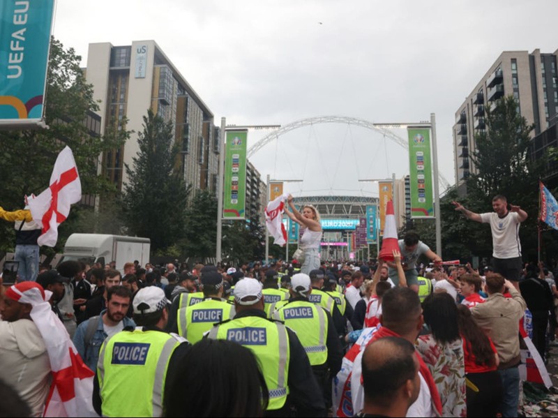 Wembley lộn xộn ‘vé lậu’ vỡ sân và để hooligan đàn áp CĐV Ý - ảnh 3