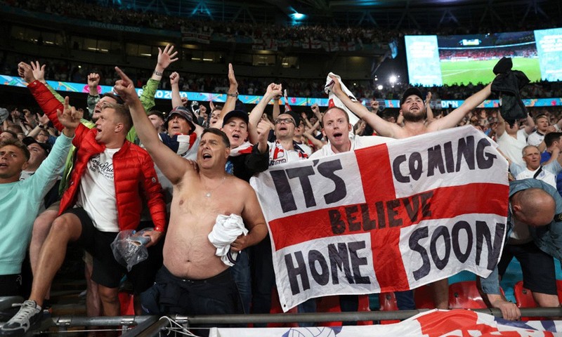 Wembley lộn xộn ‘vé lậu’ vỡ sân và để hooligan đàn áp CĐV Ý - ảnh 2