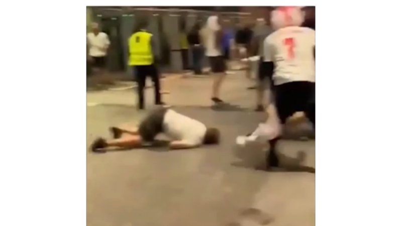 Wembley lộn xộn ‘vé lậu’ vỡ sân và để hooligan đàn áp CĐV Ý - ảnh 6